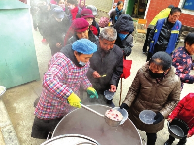 蘭州：一碗臘八粥 滿(mǎn)滿(mǎn)全是愛(ài)