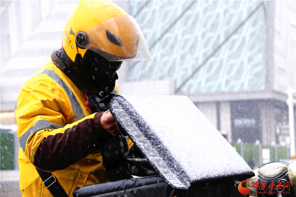 2020年第一場(chǎng)雪巧遇“小寒” 蘭州人請(qǐng)收下?。ńM圖）