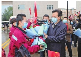 慶陽市第二、三批支援湖北醫(yī)療隊(duì)12名隊(duì)員凱旋