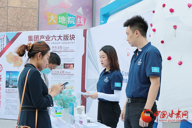 一場(chǎng)涉及人事、財(cái)務(wù)、工程等多個(gè)領(lǐng)域招聘會(huì)在蘭舉辦 為300余人提供就業(yè)機(jī)會(huì)