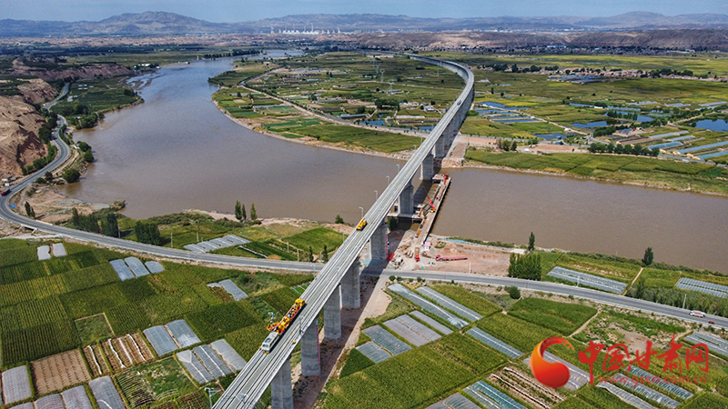 【隴拍客】直擊現(xiàn)場(chǎng)！看中蘭鐵路首條接觸網(wǎng)導(dǎo)線如何架設(shè)