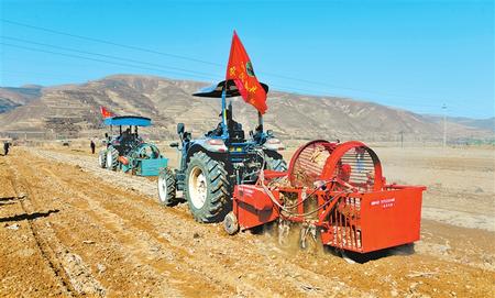 定西市隴西縣17個(gè)鄉(xiāng)鎮(zhèn)的農(nóng)機(jī)合作社、農(nóng)機(jī)手參加了農(nóng)機(jī)技能比賽和培訓(xùn)