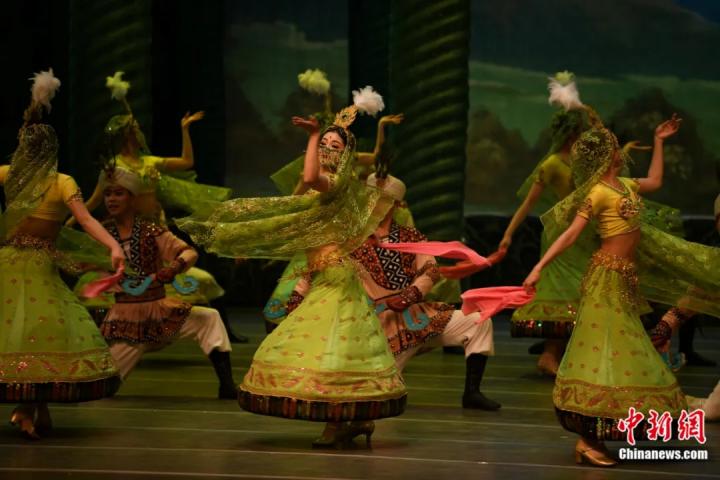 2024年2月23日晚，中國經(jīng)典舞劇《絲路花雨》在甘肅蘭州演出恭賀新春。李亞龍 攝