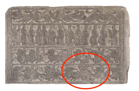 △漢代迎賓、車馬出行畫像石，現(xiàn)藏于臨沂市博物館。畫像石的第四層中有軺車出現(xiàn)。